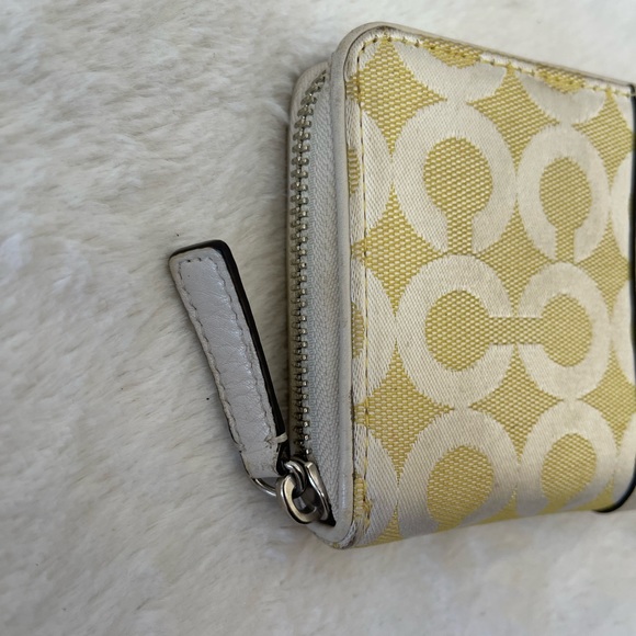 Coach zip around Wallet EUC - Picture 6 of 9